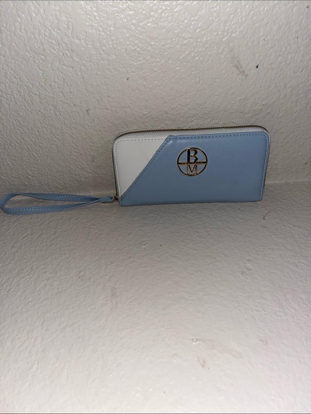 Blue and White Zip Wallet Wristlet. Perfect condition, lots of space! - Picture 1 of 3
